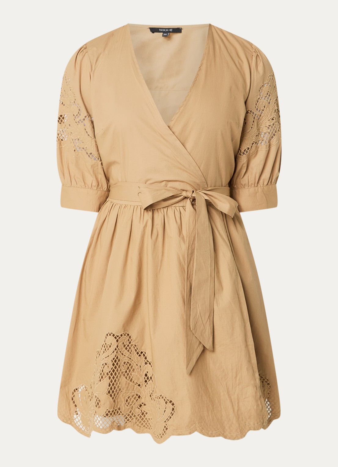 NIKKIE Rabano mini wikkeljurk met broderie - voorkant 3 camel