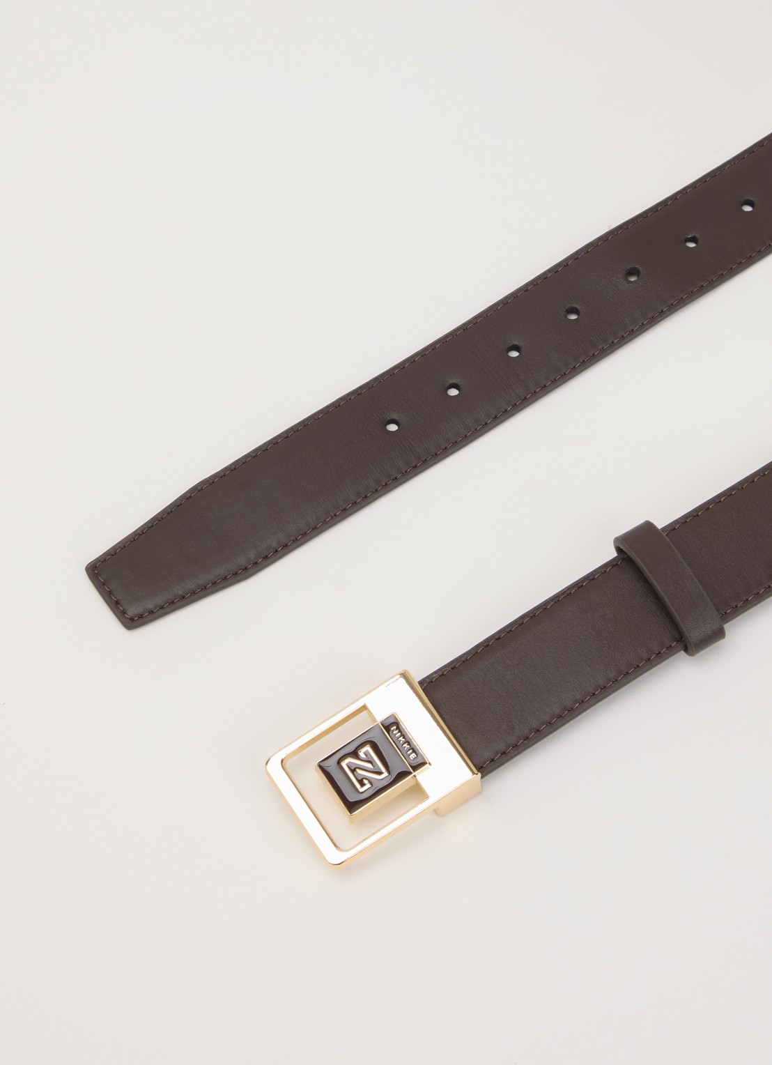 NIKKIE Rafiza riem van leer met logo  - detail 2 chocoladebruin