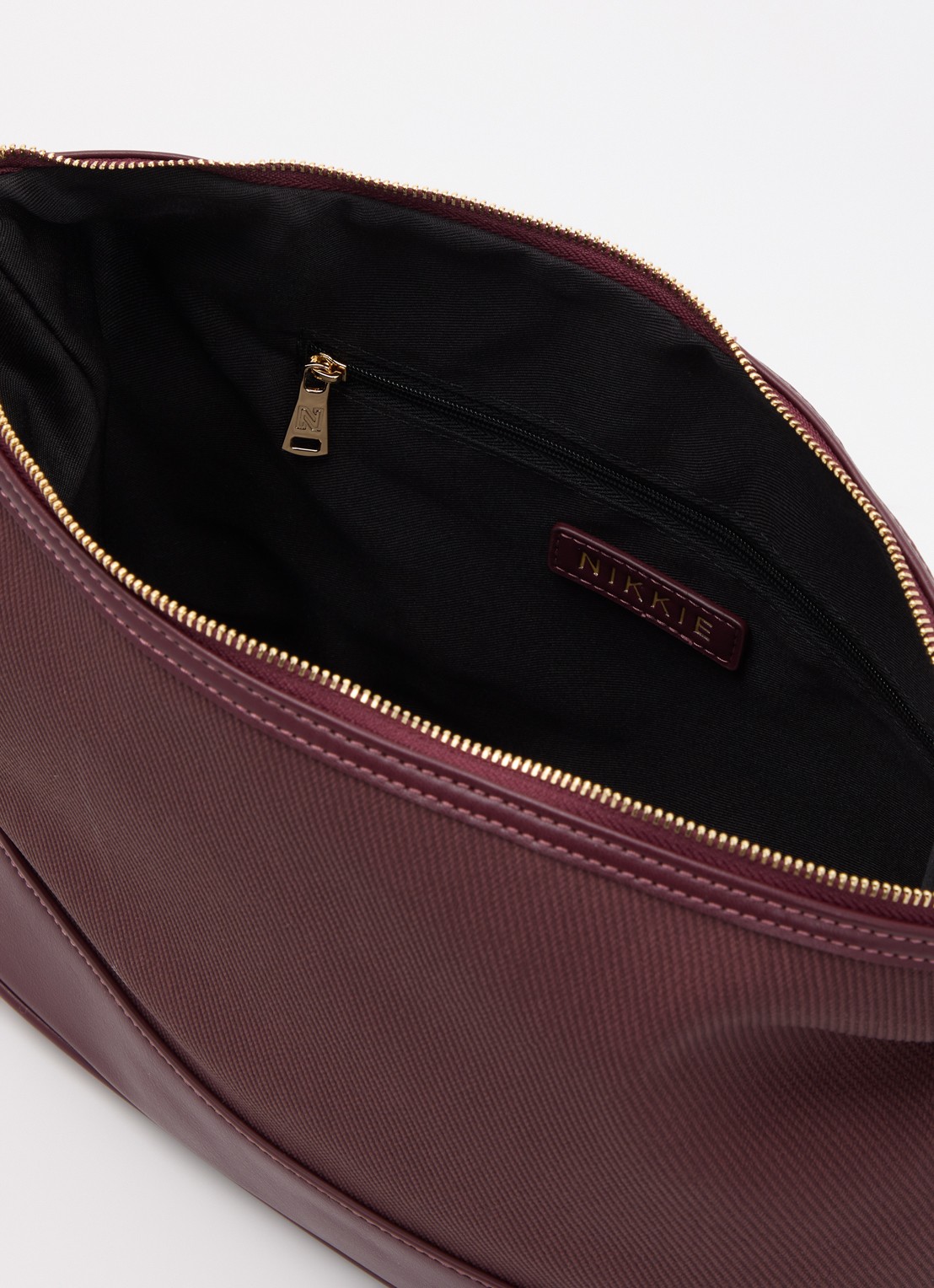 NIKKIE Raisen schoudertas met logo - detail 3 bordeauxrood