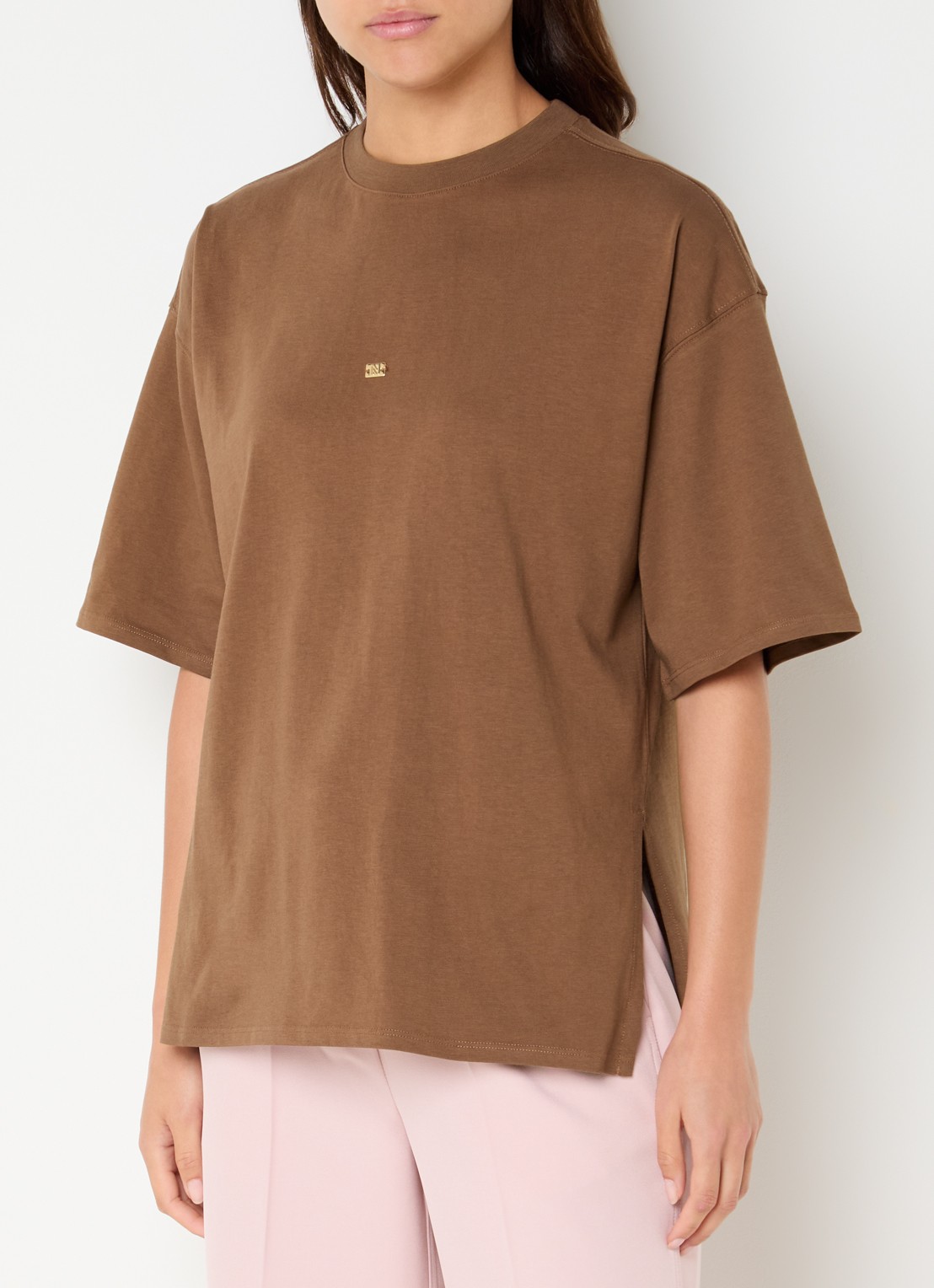 NIKKIE Ramsgate T-shirt met logo - detail 4 hazelnootbruin