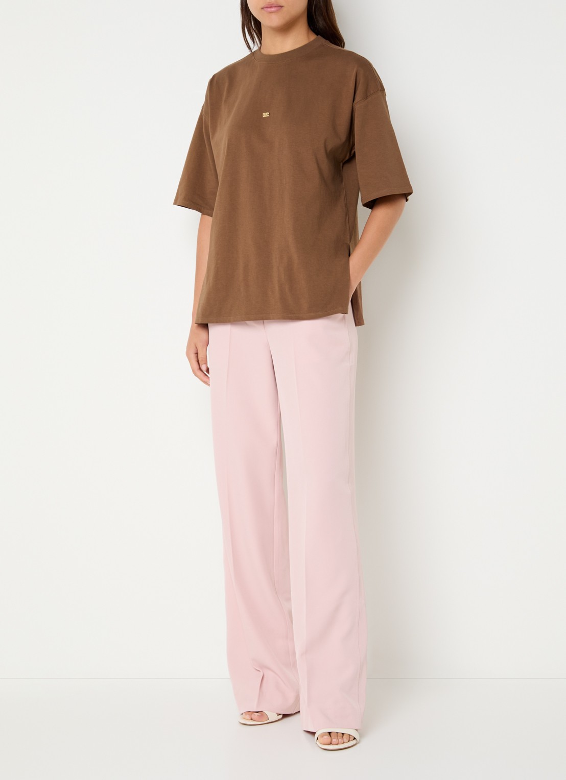 NIKKIE Ramsgate T-shirt met logo - voorkant 3 hazelnootbruin