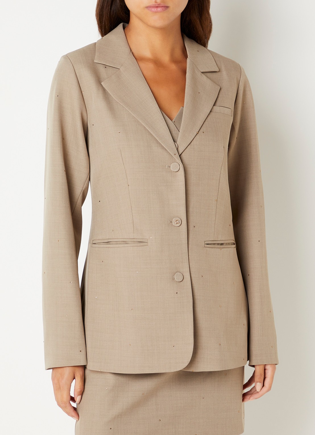 NIKKIE Reimio blazer met strass en paspelzakken - detail zand