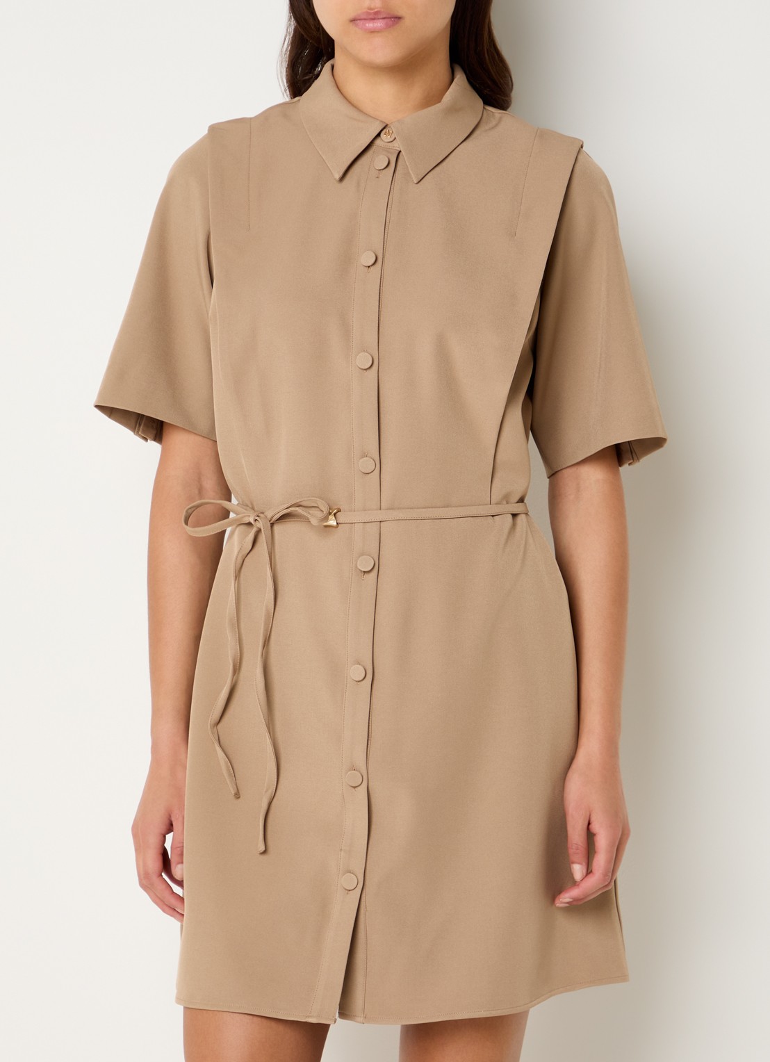 NIKKIE Reims mini jurk met ceintuur - detail camel