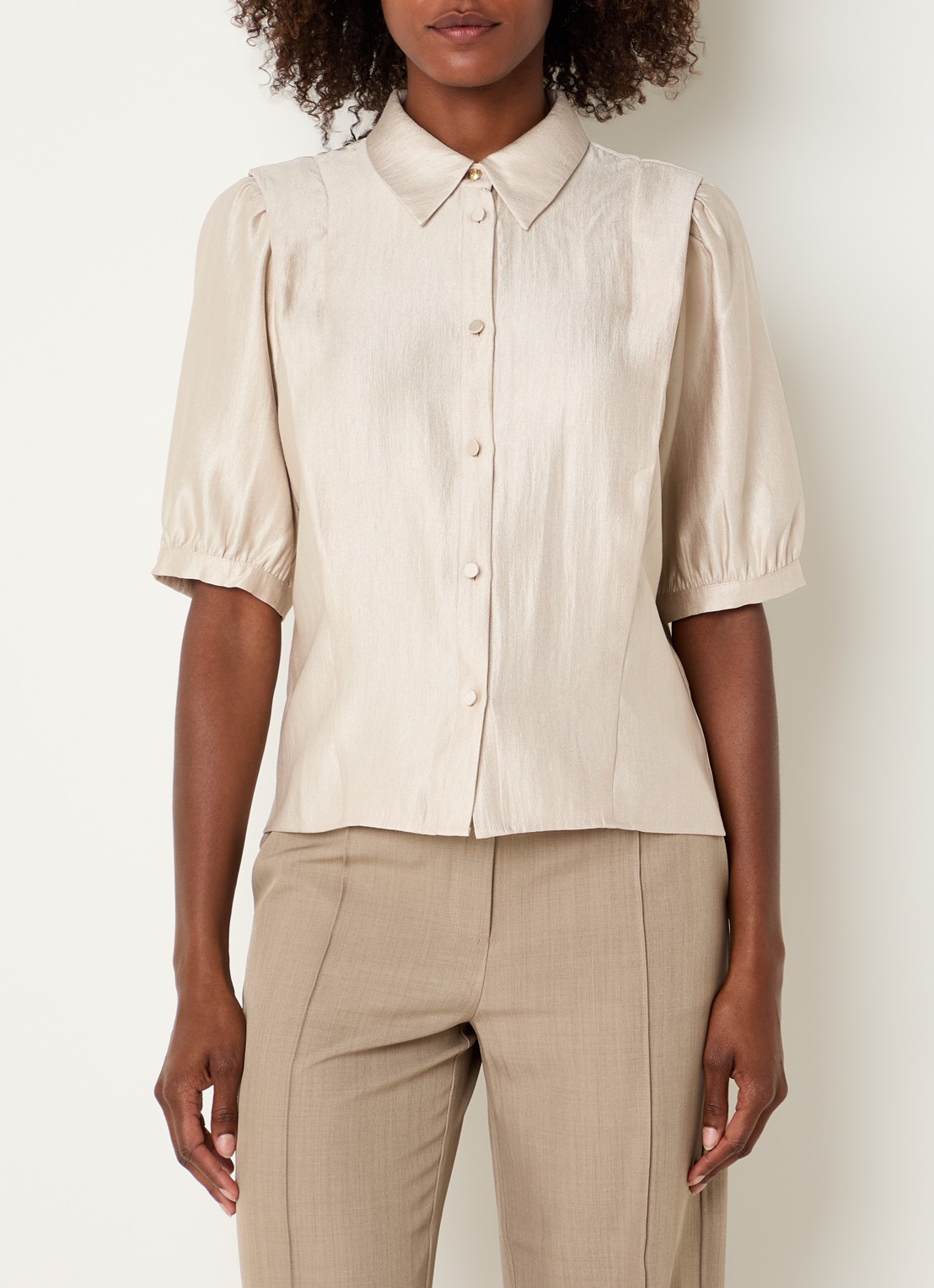 NIKKIE Relizane blouse met plooidetail - detail 3 lichtoranje