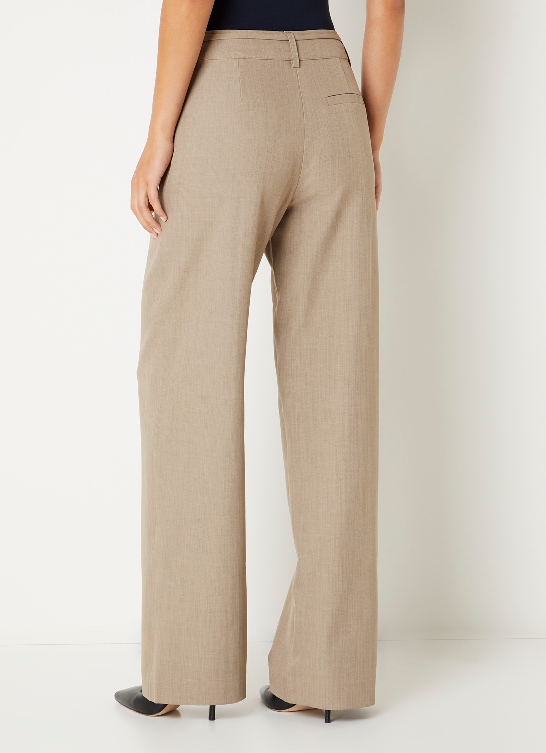 NIKKIE Reno high waist loose fit pantalon met steekzakken - achterkant 4 zand