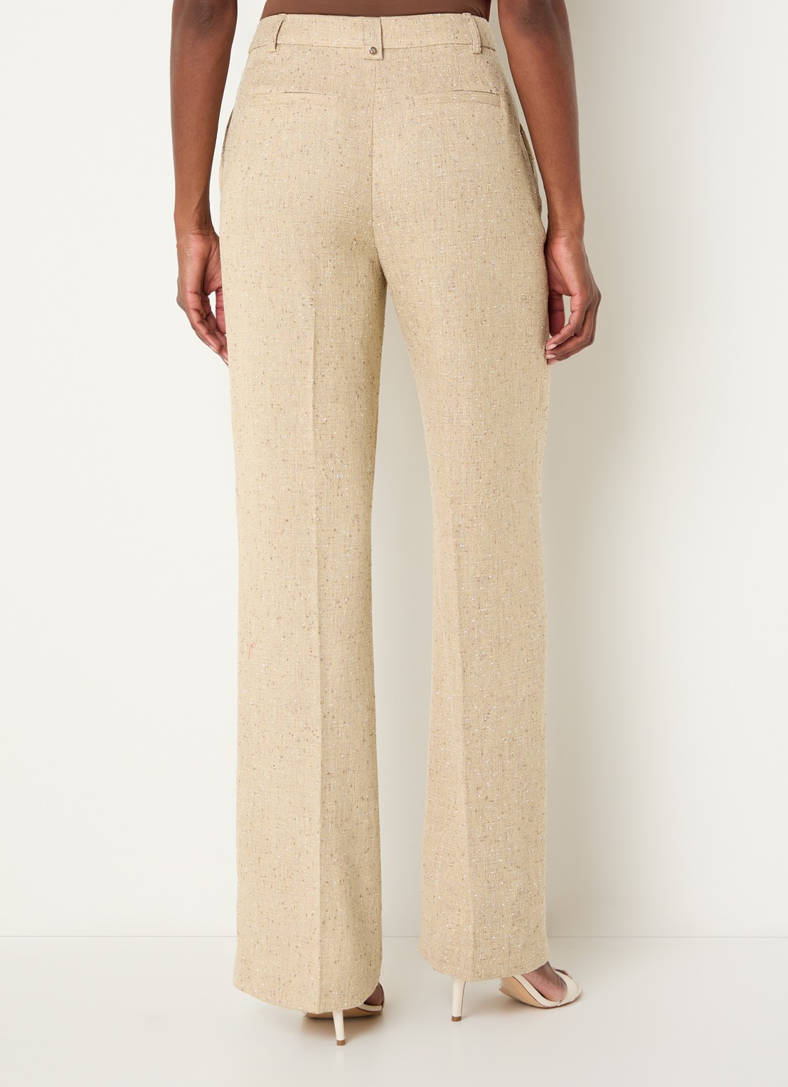 NIKKIE Reza mid waist straight fit broek met steekzakken - achterkant vanillegeel