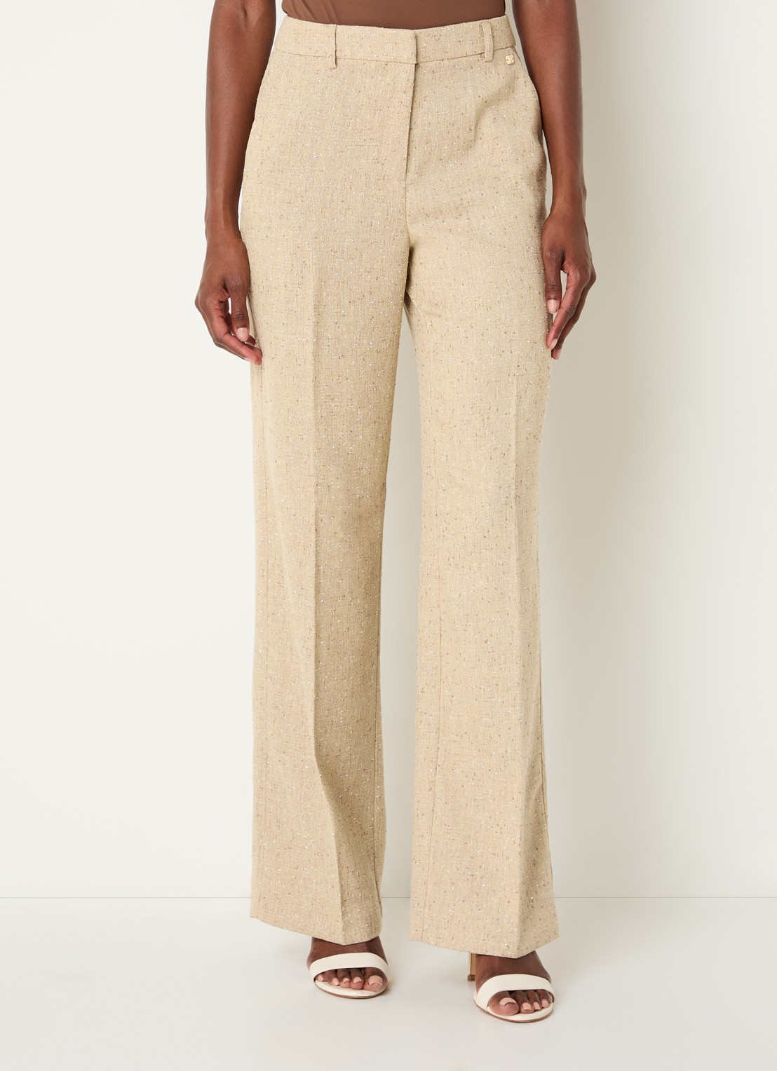 NIKKIE Reza mid waist straight fit broek met steekzakken - detail 4 vanillegeel