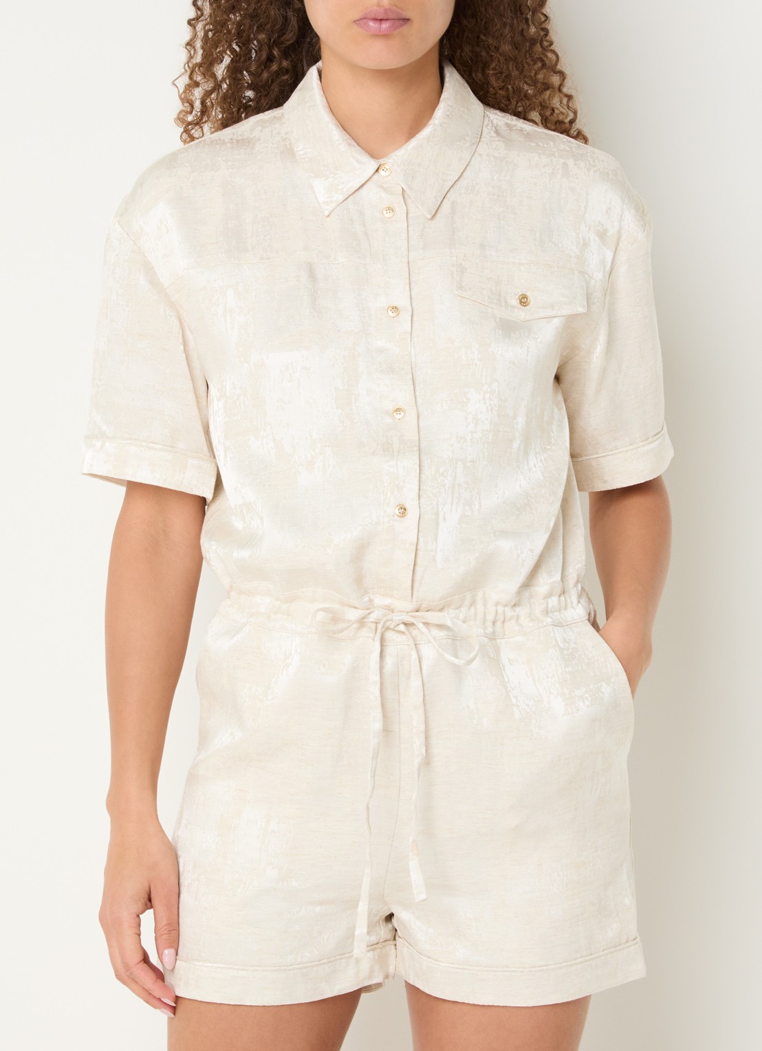 NIKKIE Rialto loose fit playsuit met jacquard dessin en strikceintuur - detail 2 creme