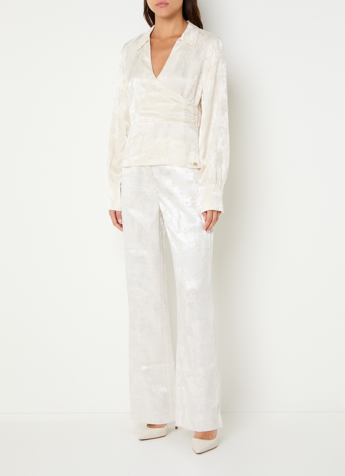 NIKKIE Rialto tuniek met V-hals - voorkant 2 creme