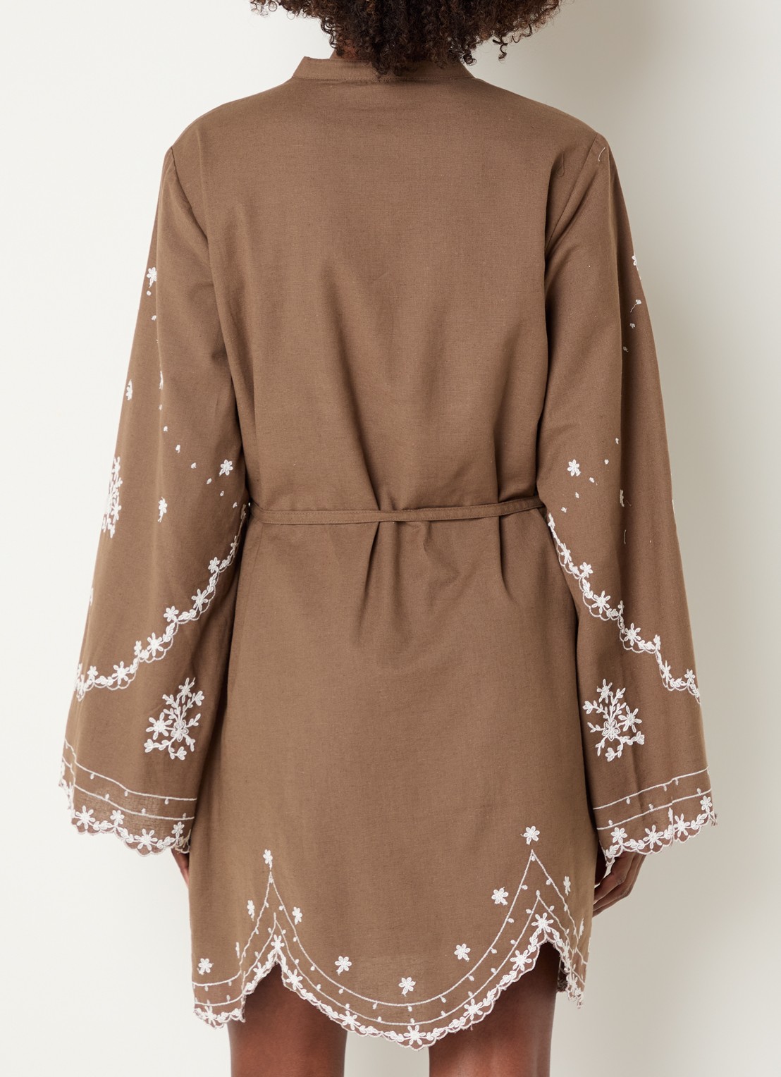 NIKKIE Rianxo mini jurk in linnenblend - achterkant hazelnootbruin