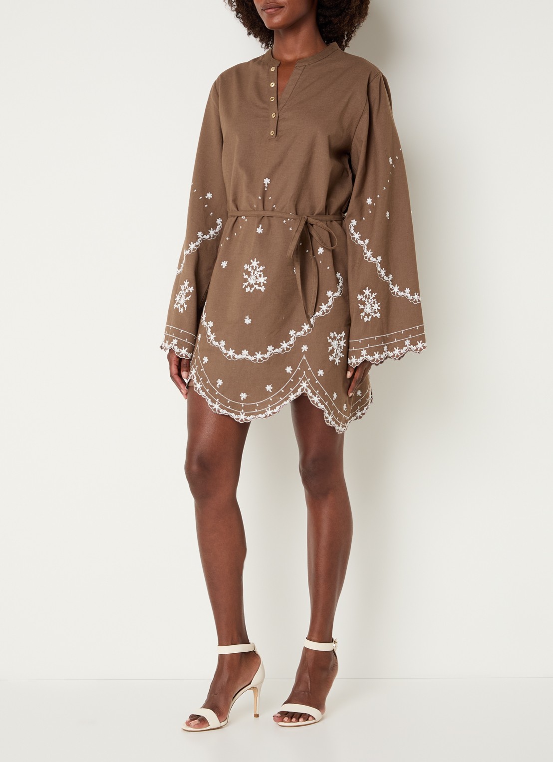 NIKKIE Rianxo mini jurk in linnenblend - voorkant 3 hazelnootbruin