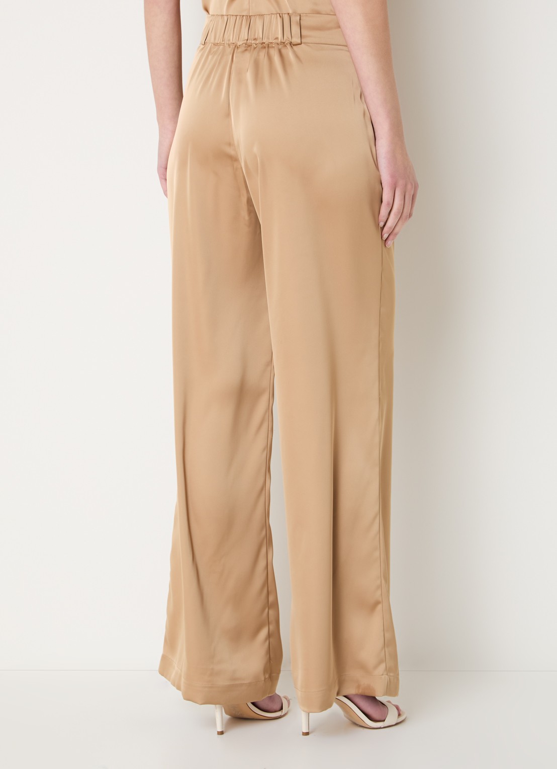 NIKKIE Ribe high waist wide fit pantalon van satijn met steekzakken - achterkant 2 camel
