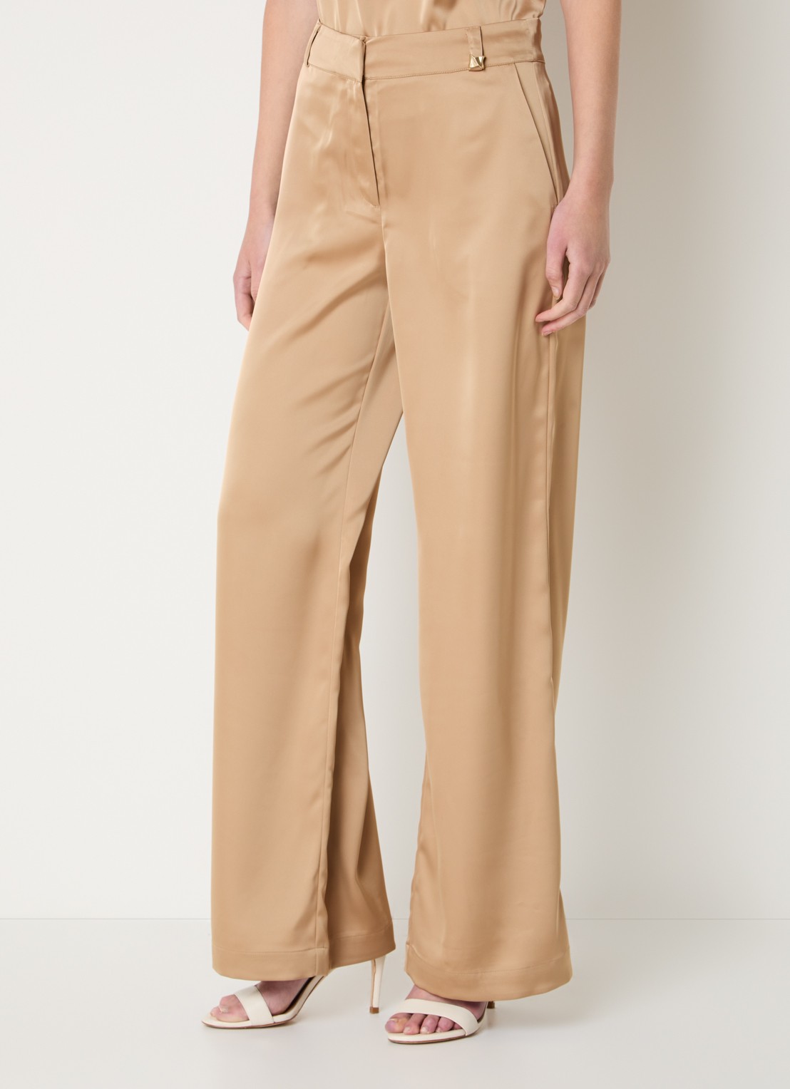 NIKKIE Ribe high waist wide fit pantalon van satijn met steekzakken - detail camel