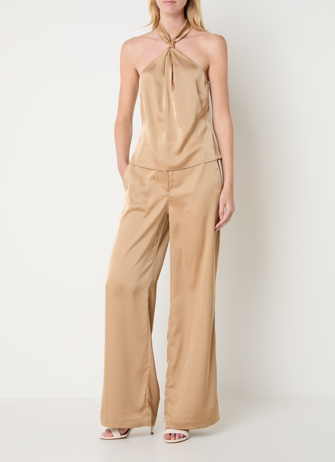 NIKKIE Ribe high waist wide fit pantalon van satijn met steekzakken - voorkant 4 camel