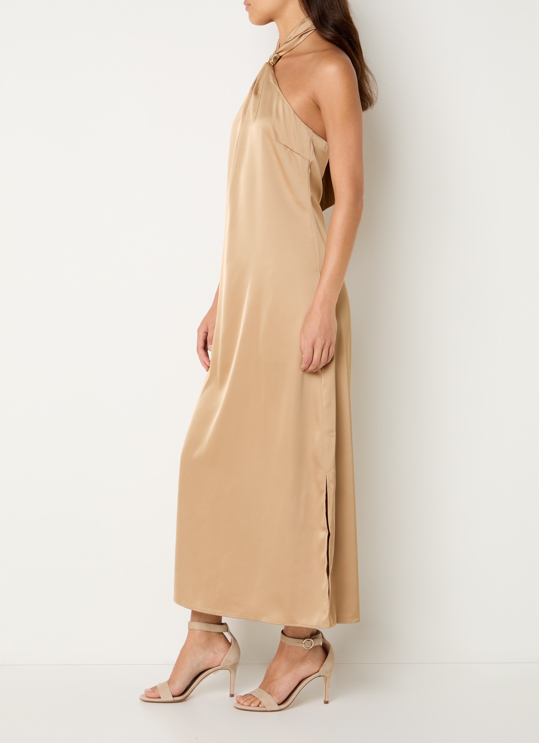 NIKKIE Ribe midi halter jurk van satijn  - achterkant zand