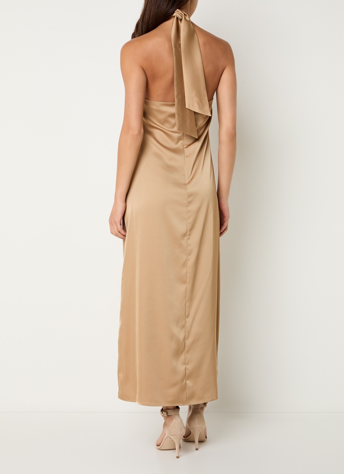 NIKKIE Ribe midi halter jurk van satijn  - voorkant 4 zand