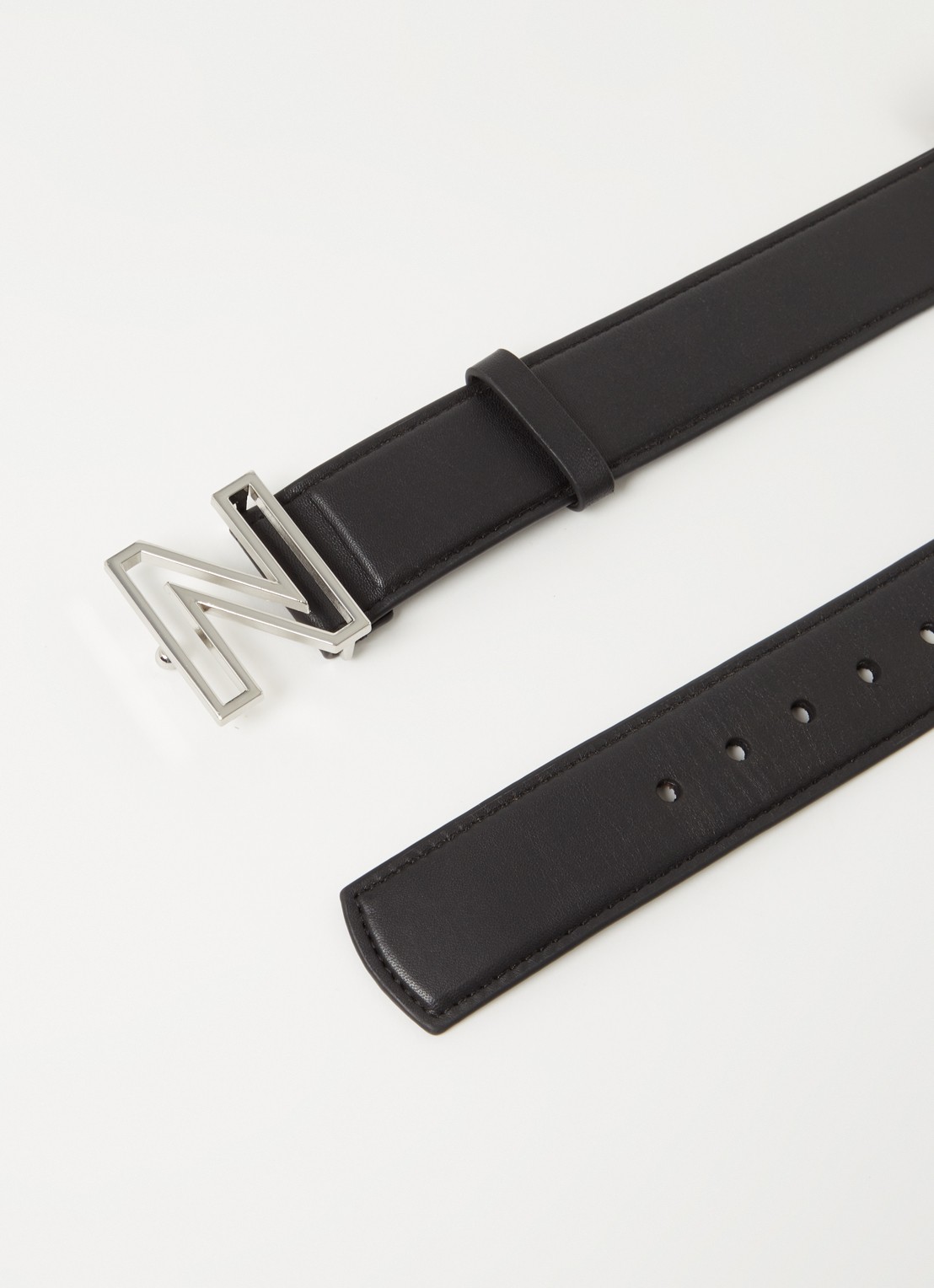 NIKKIE Riem van lamsleer met logo - detail 2 diepzwart
