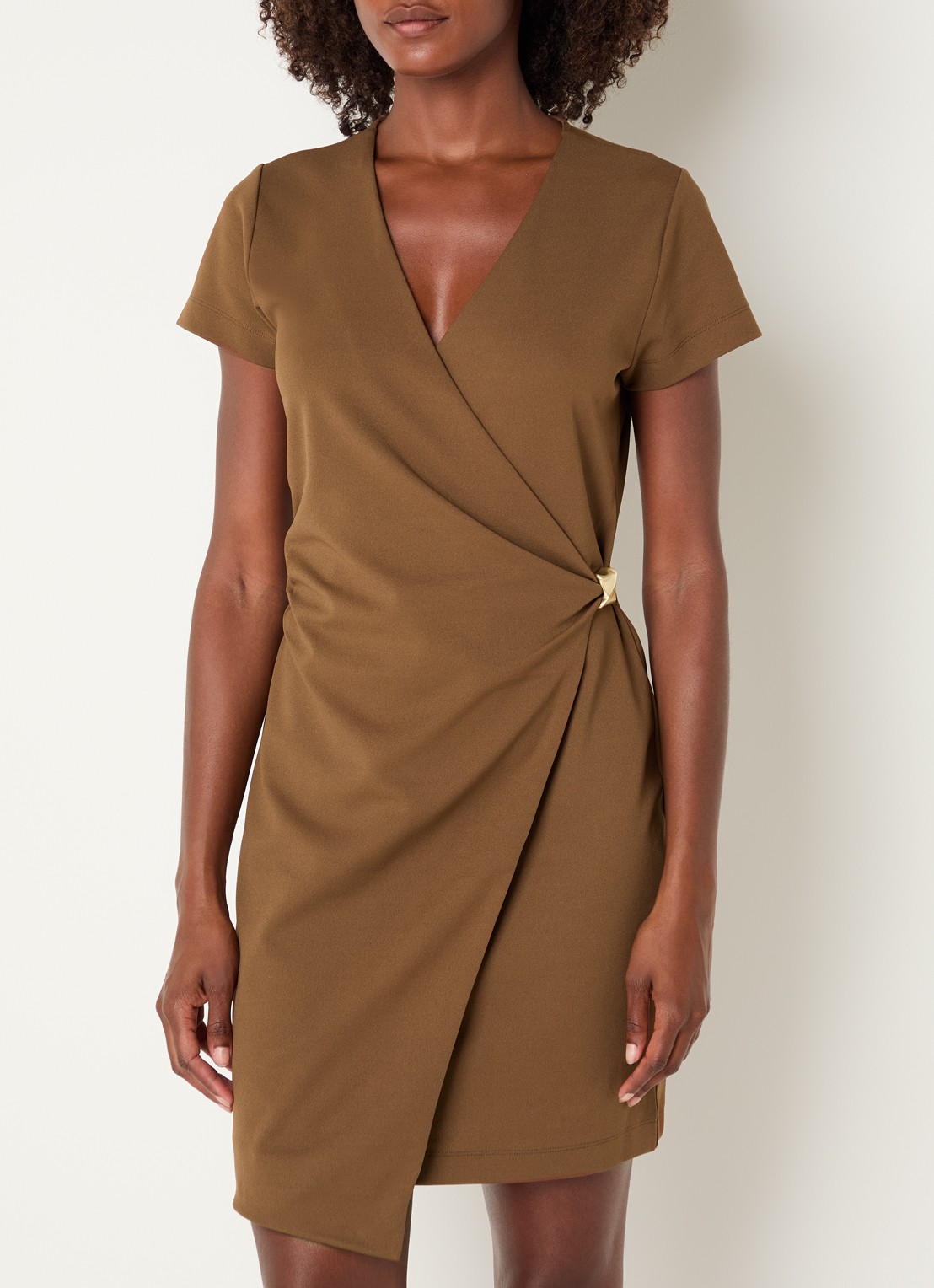NIKKIE Rimini mini jurk met V-hals - detail 4 cognac
