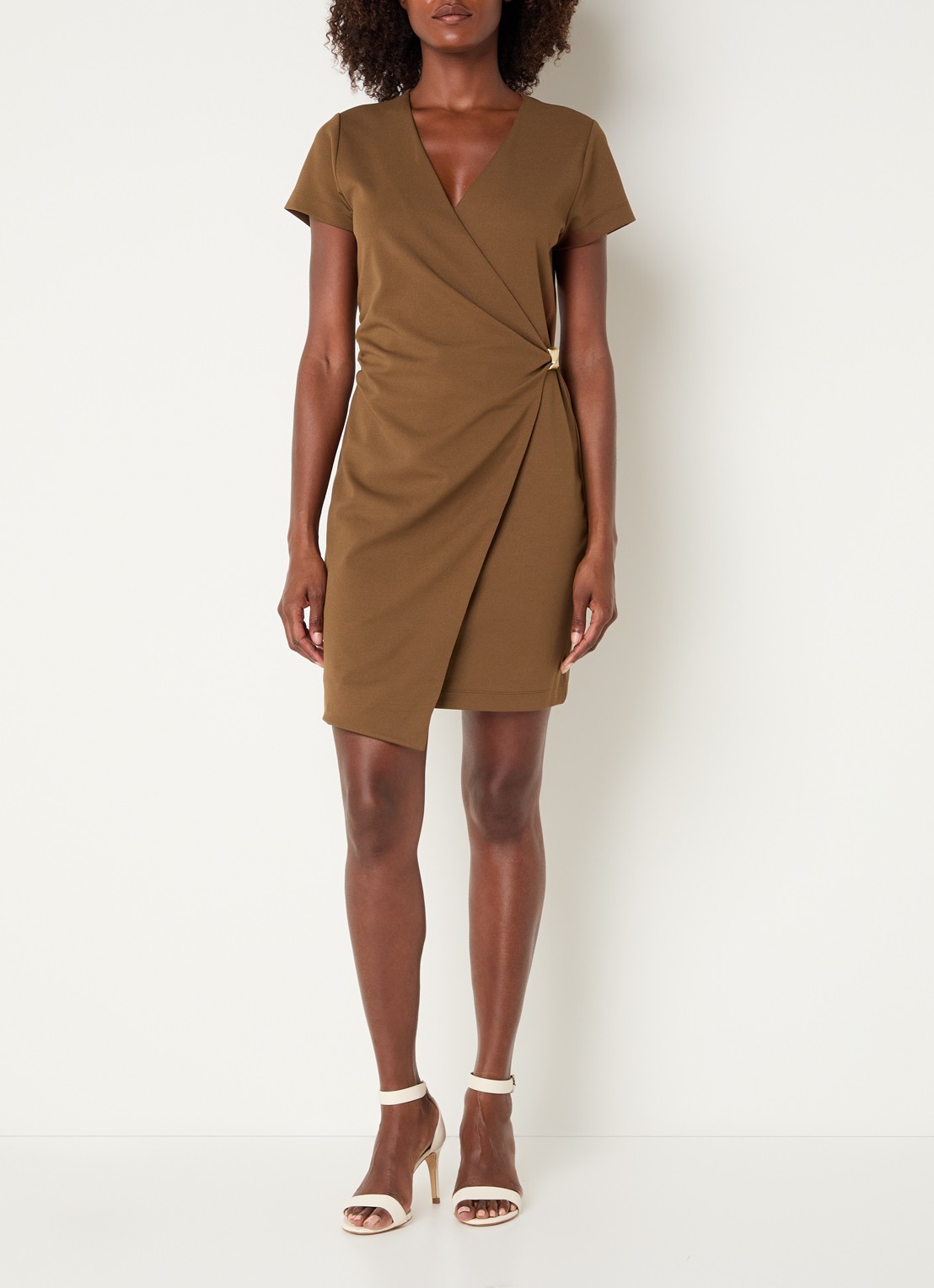 NIKKIE Rimini mini jurk met V-hals - voorkant 3 cognac