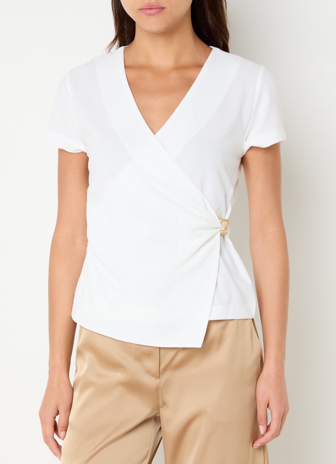 NIKKIE Rimini top met V-hals - detail 4 gebroken wit