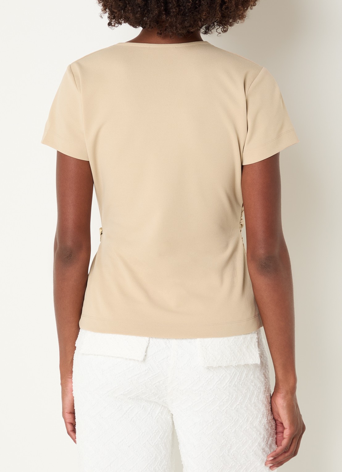 NIKKIE Rimini top met V-hals - achterkant 2 creme