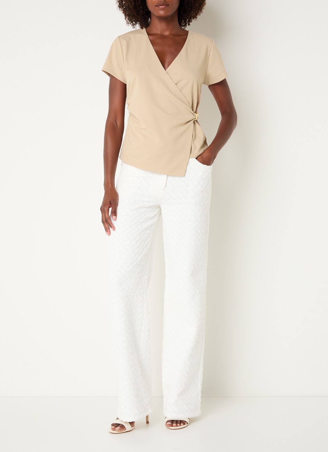 NIKKIE Rimini top met V-hals - voorkant 4 creme