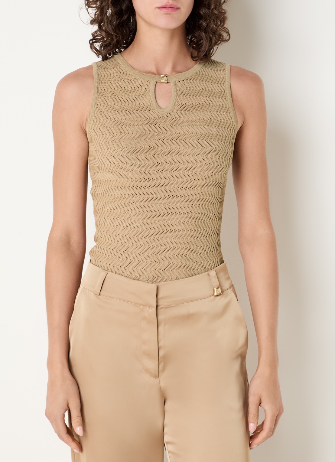 NIKKIE Riom top met structuur - detail 4 camel