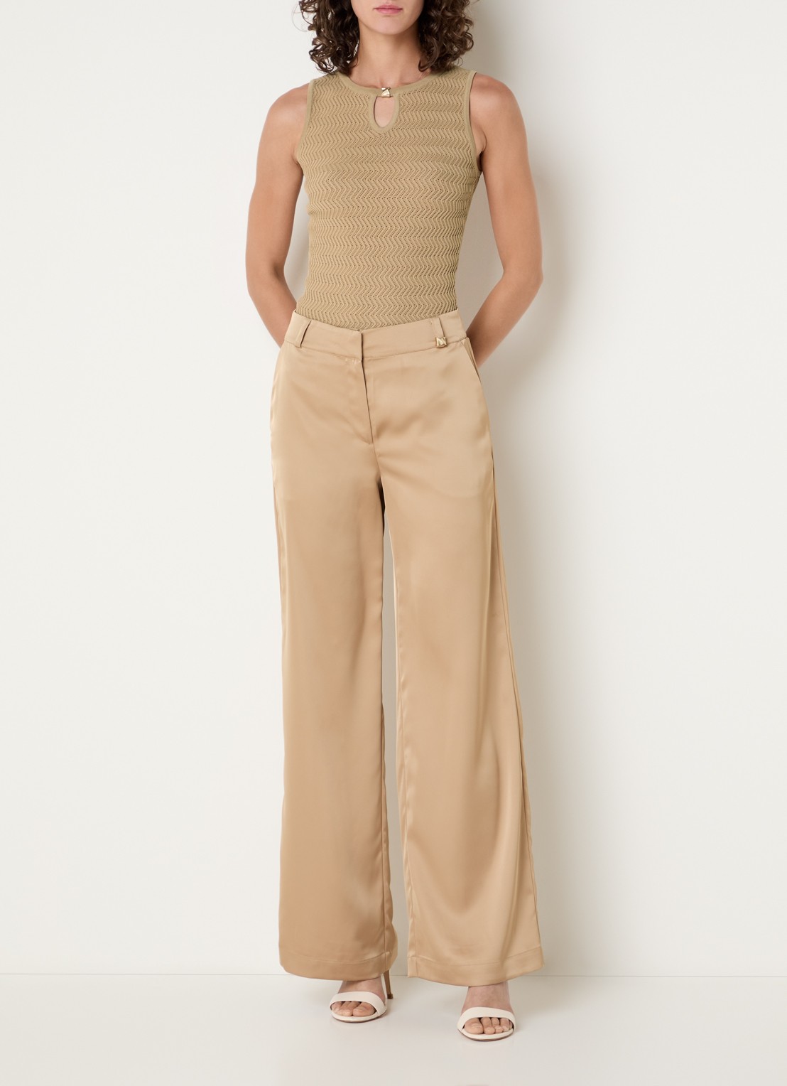 NIKKIE Riom top met structuur - voorkant 2 camel