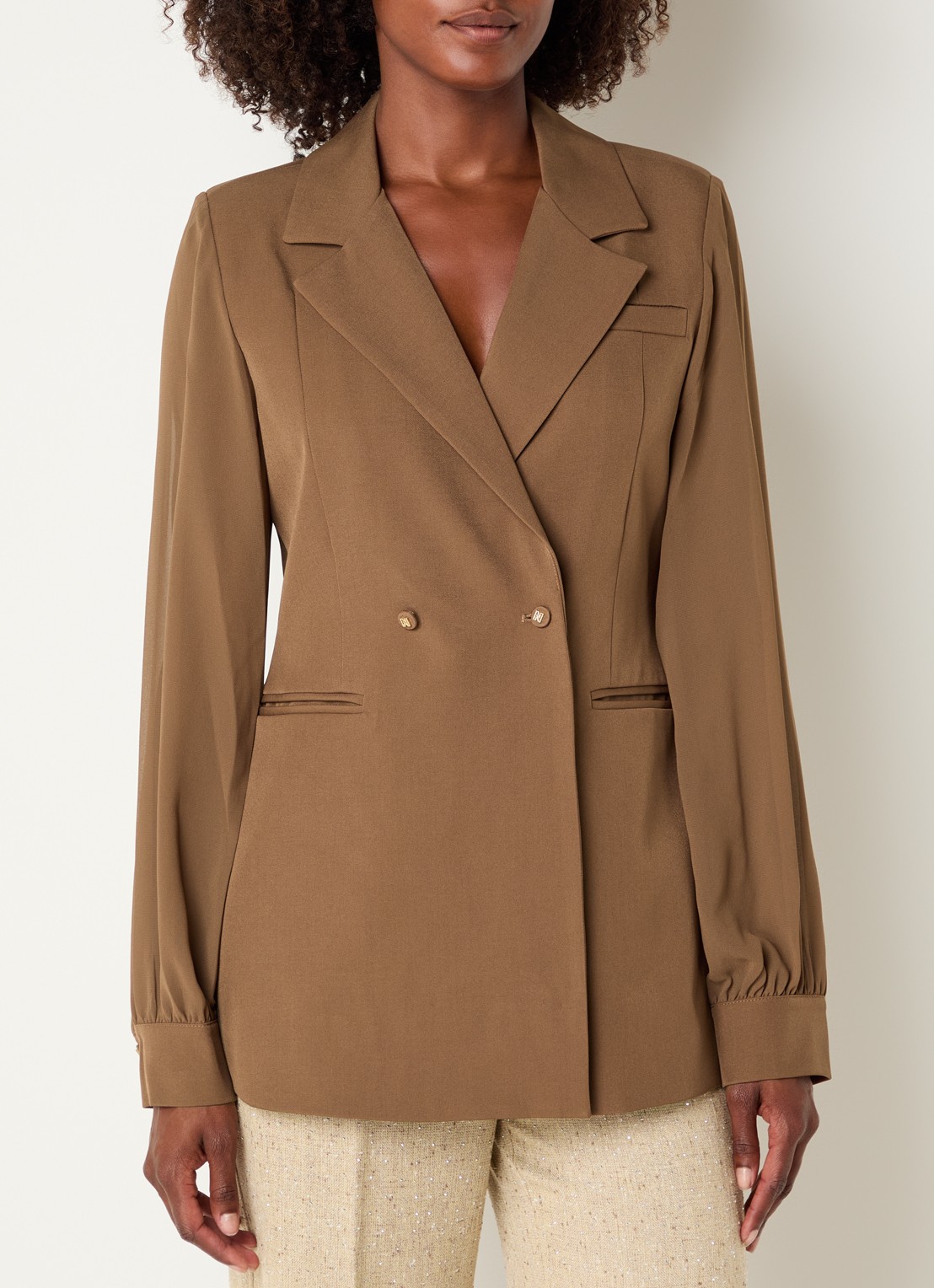 NIKKIE Rioverde blazer met paspelzakken - detail 3 hazelnootbruin
