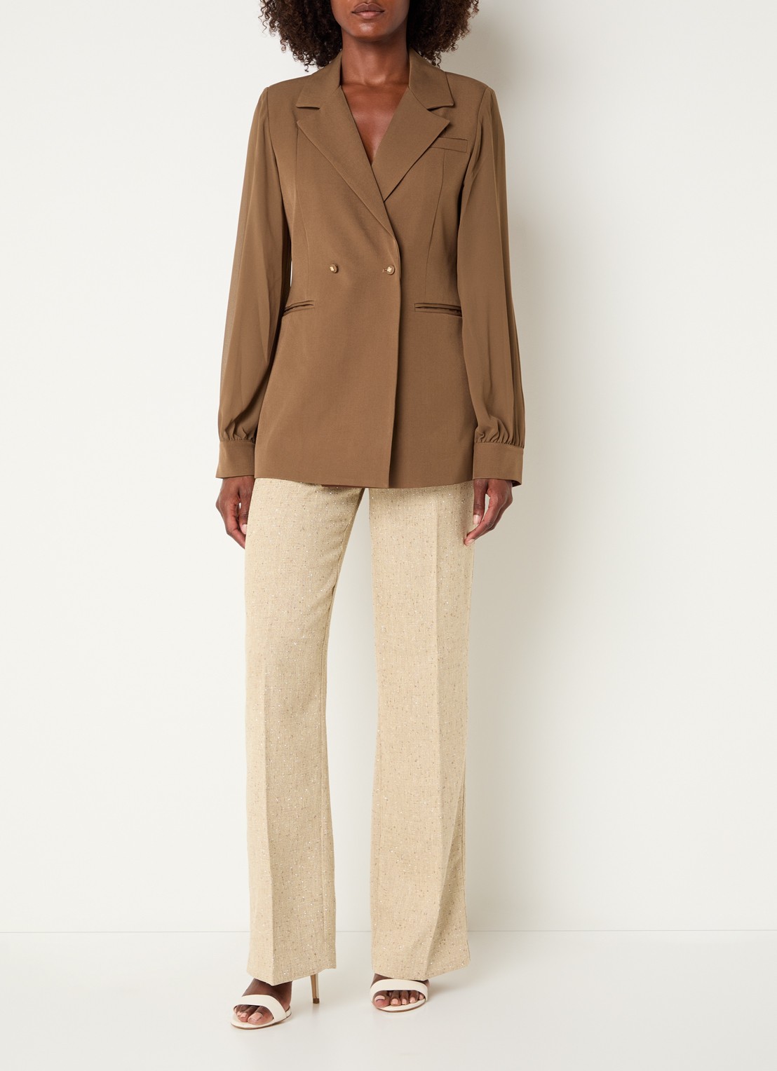 NIKKIE Rioverde blazer met paspelzakken - voorkant 2 hazelnootbruin