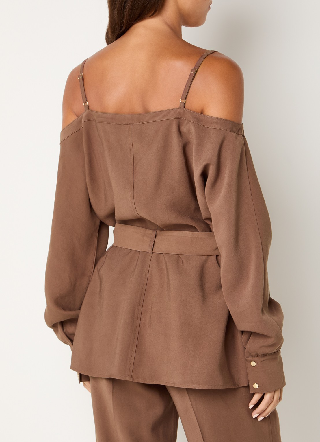 NIKKIE Riva blouse met strikceintuur - achterkant bruin