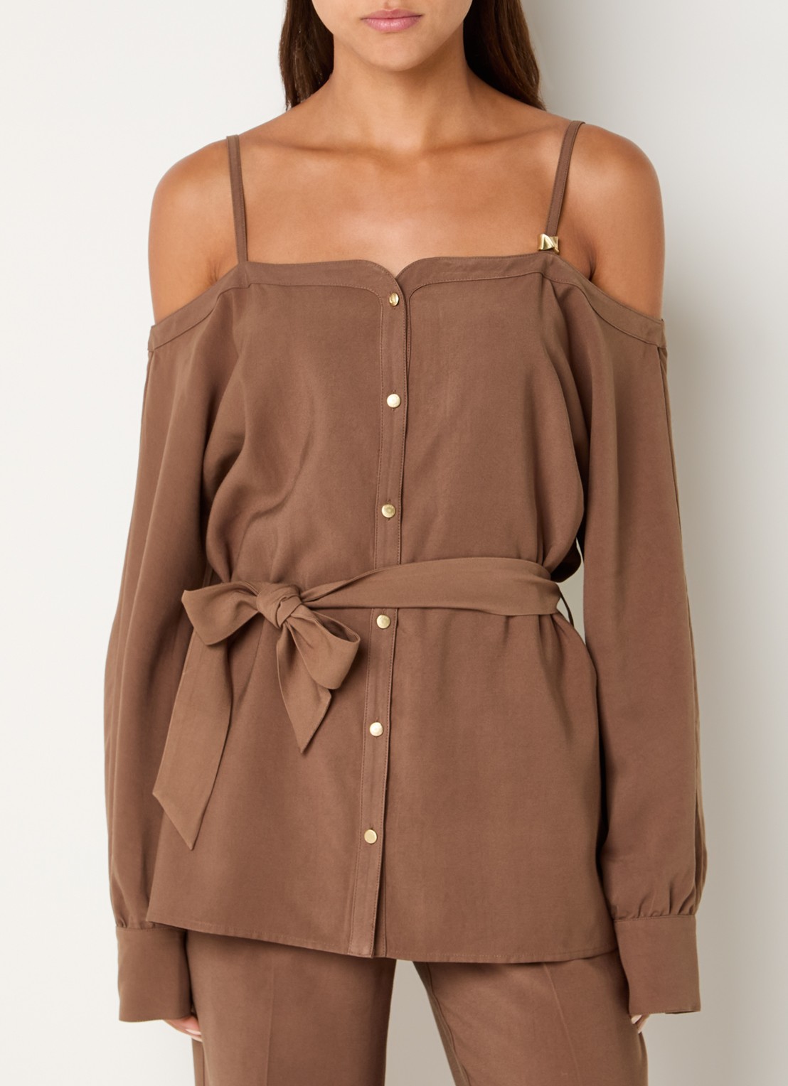 NIKKIE Riva blouse met strikceintuur - detail 2 bruin