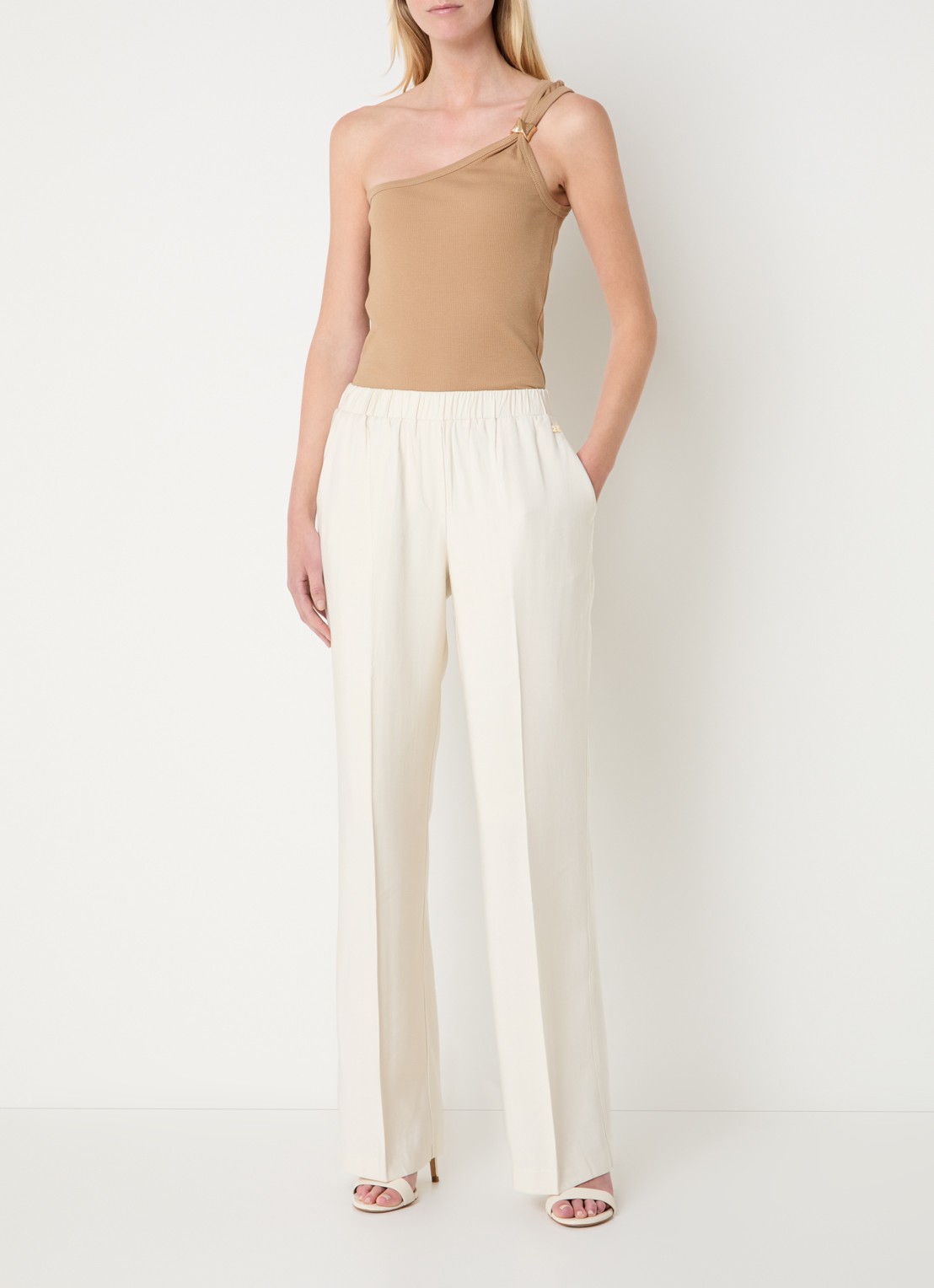 NIKKIE Riva mid waist straight fit pantalon met persplooi en steekzakken - voorkant 3 creme