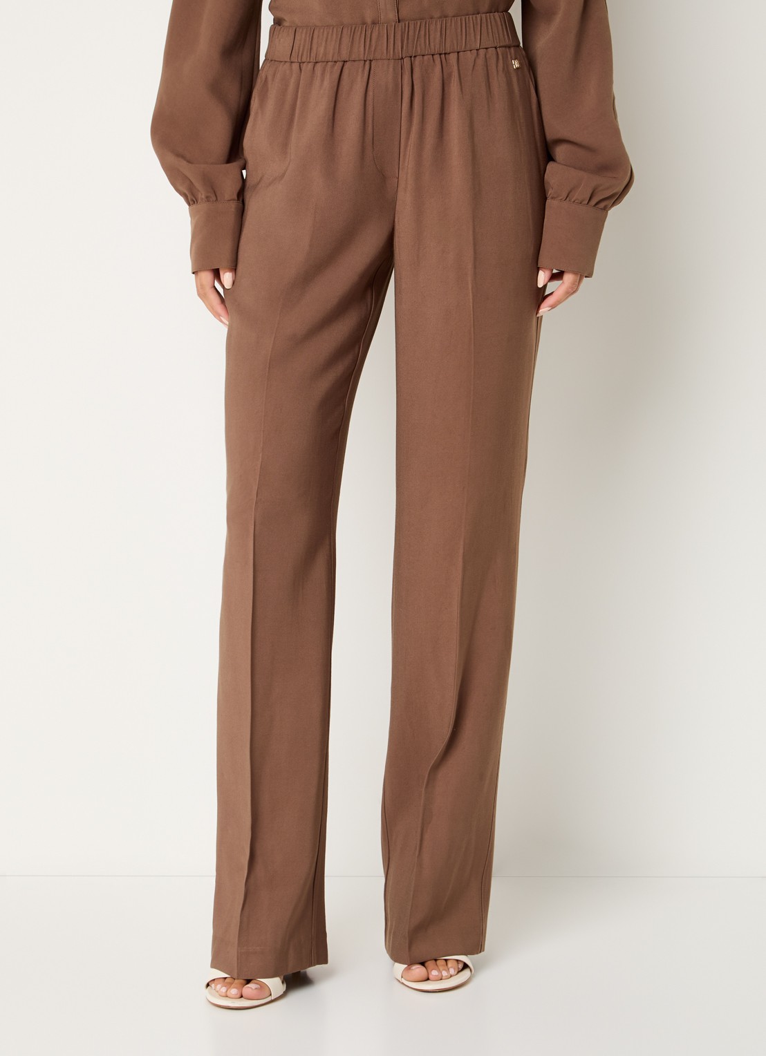 NIKKIE Riva mid waist straight fit pantalon met persplooi en steekzakken - detail bruin