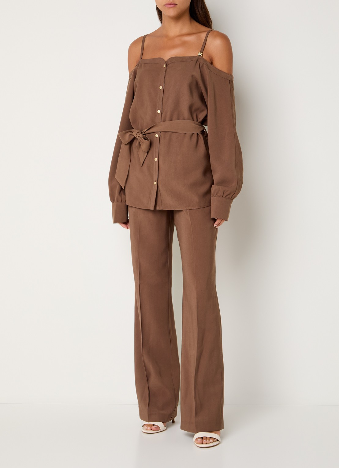 NIKKIE Riva mid waist straight fit pantalon met persplooi en steekzakken - voorkant 4 bruin