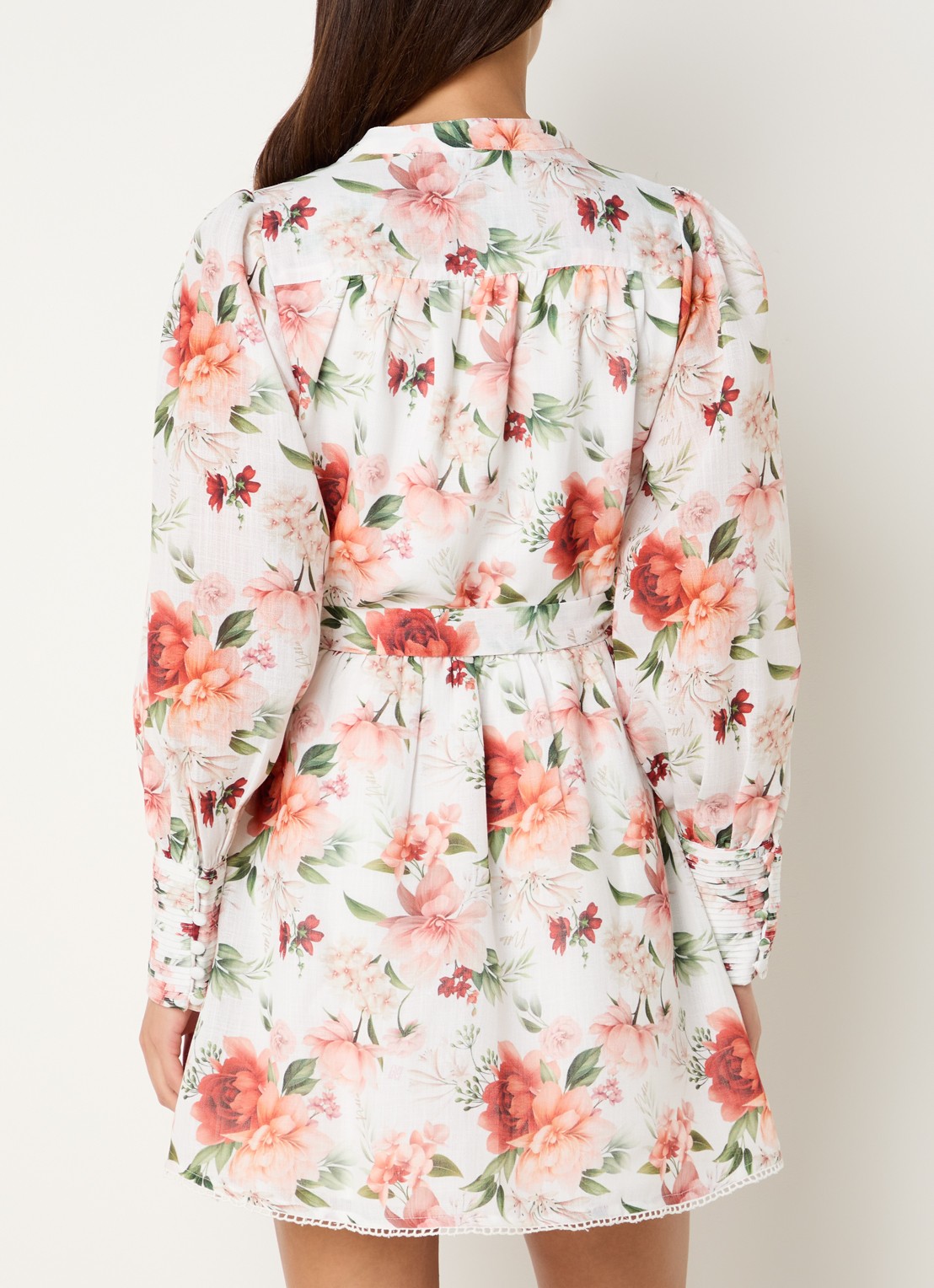 NIKKIE Riverview mini wikkel jurk met bloemenprint en strikceintuur - achterkant wit