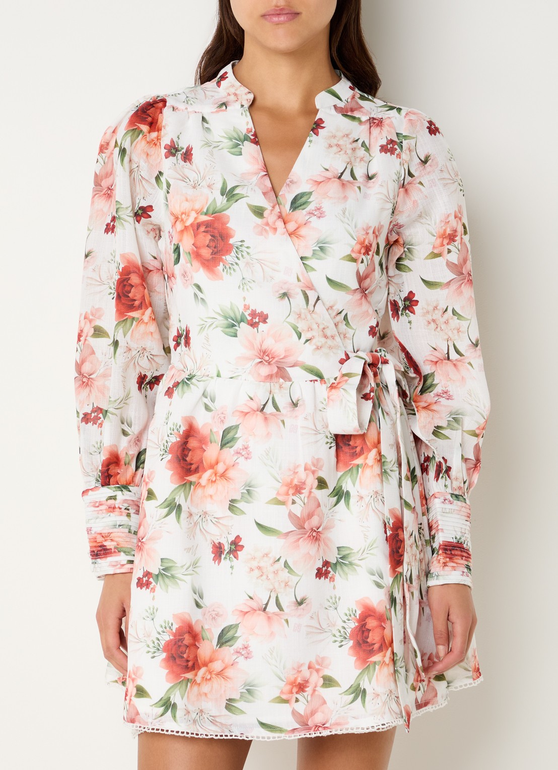 NIKKIE Riverview mini wikkel jurk met bloemenprint en strikceintuur - detail 4 wit