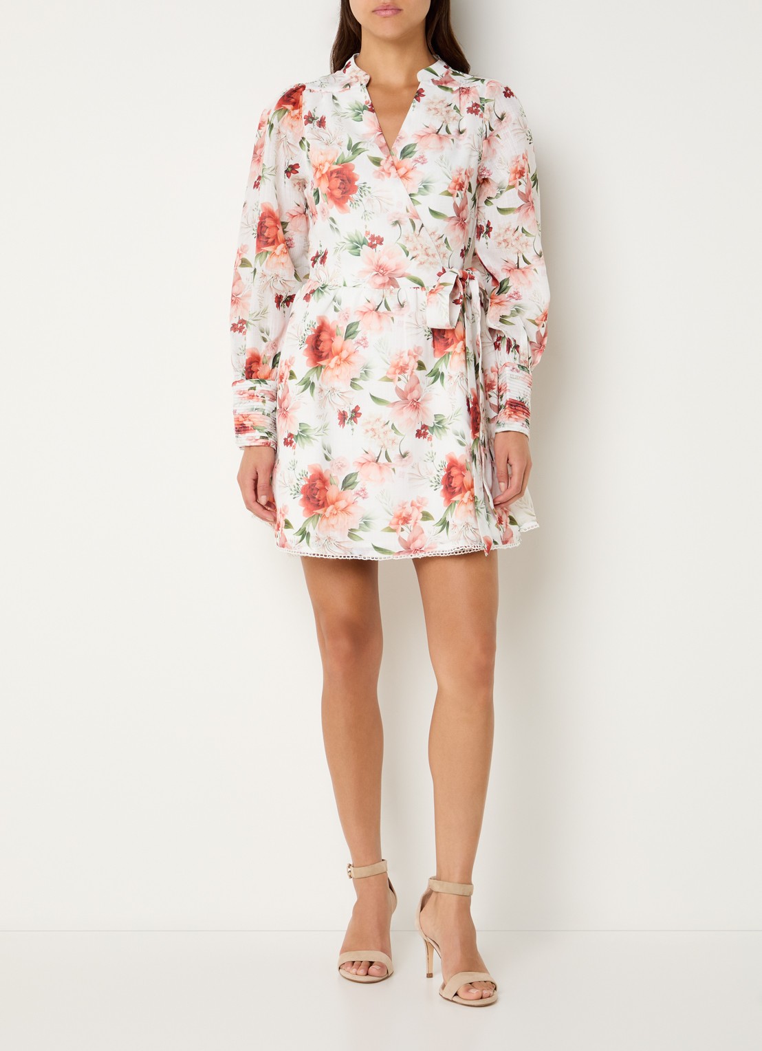 NIKKIE Riverview mini wikkel jurk met bloemenprint en strikceintuur - voorkant 3 wit