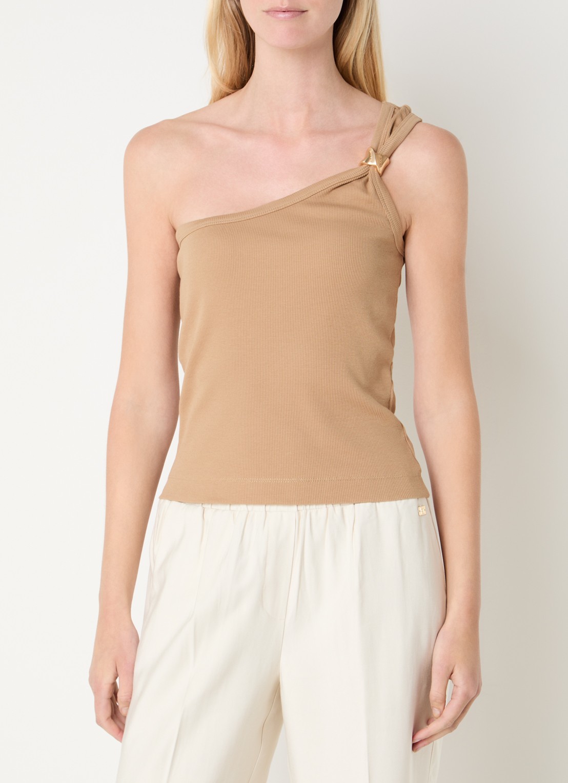 NIKKIE Roselle one shoulder top met ribstructuur en kralendecoratie - detail camel