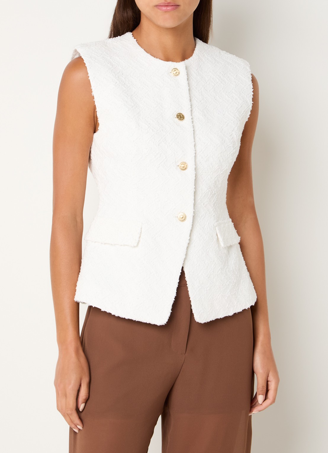 NIKKIE Rosetta grofgebreid gilet met ronde hals - detail wit