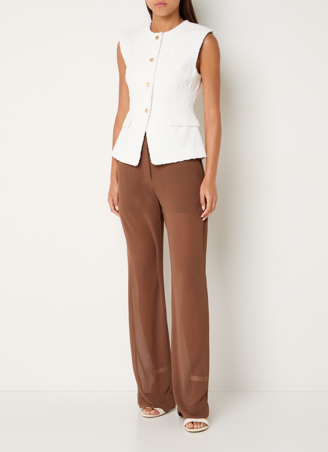 NIKKIE Rosetta grofgebreid gilet met ronde hals - voorkant 3 wit
