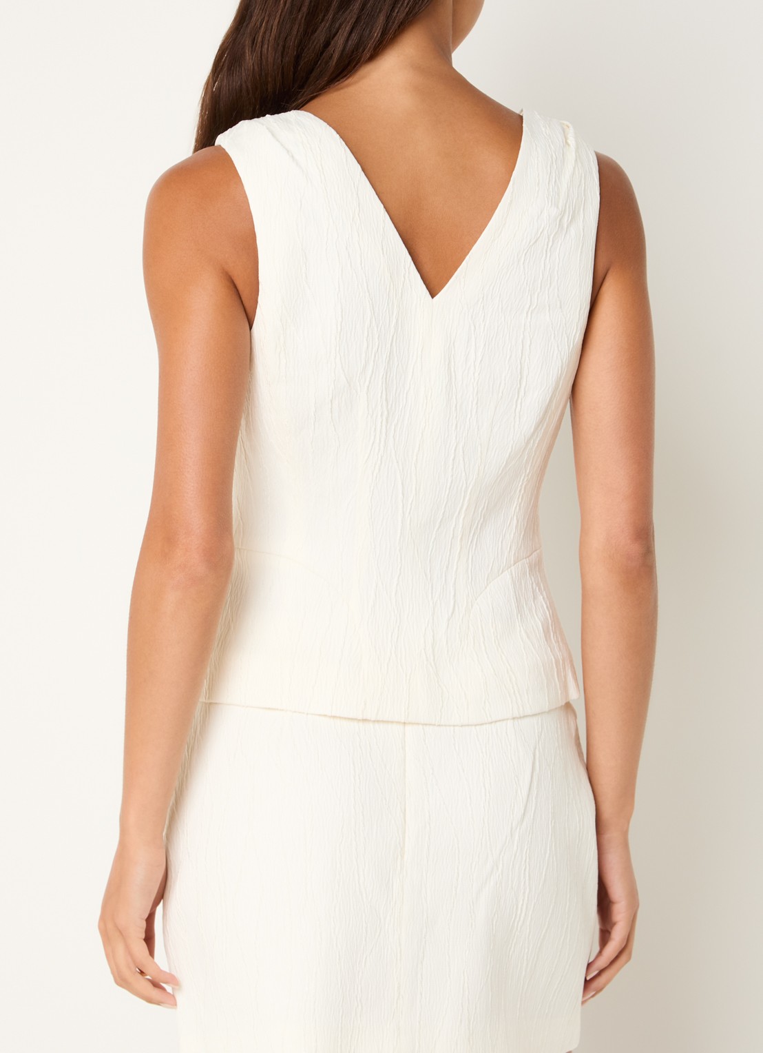NIKKIE Roseville gilet met V-hals - achterkant 4 gebroken wit