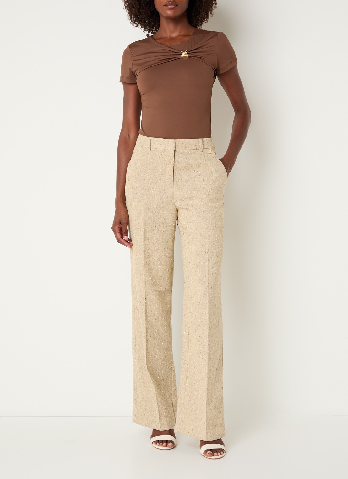 NIKKIE Rubio body top met gedrapeerd detail - voorkant 3 hazelnootbruin