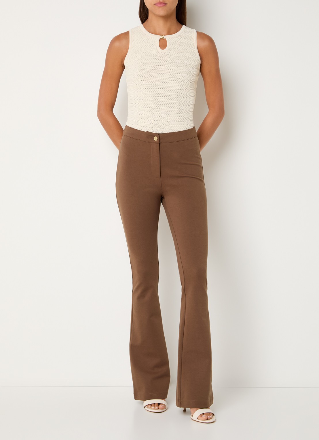 NIKKIE Ruvato high waist flared fit pantalon met stretch - voorkant 2 bruin