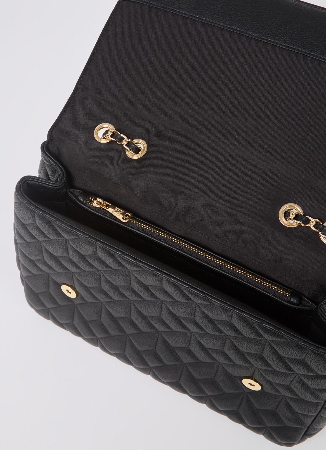 NIKKIE Schoudertas met quilt patroon en verstelbare schouderriem - detail 2 zwart
