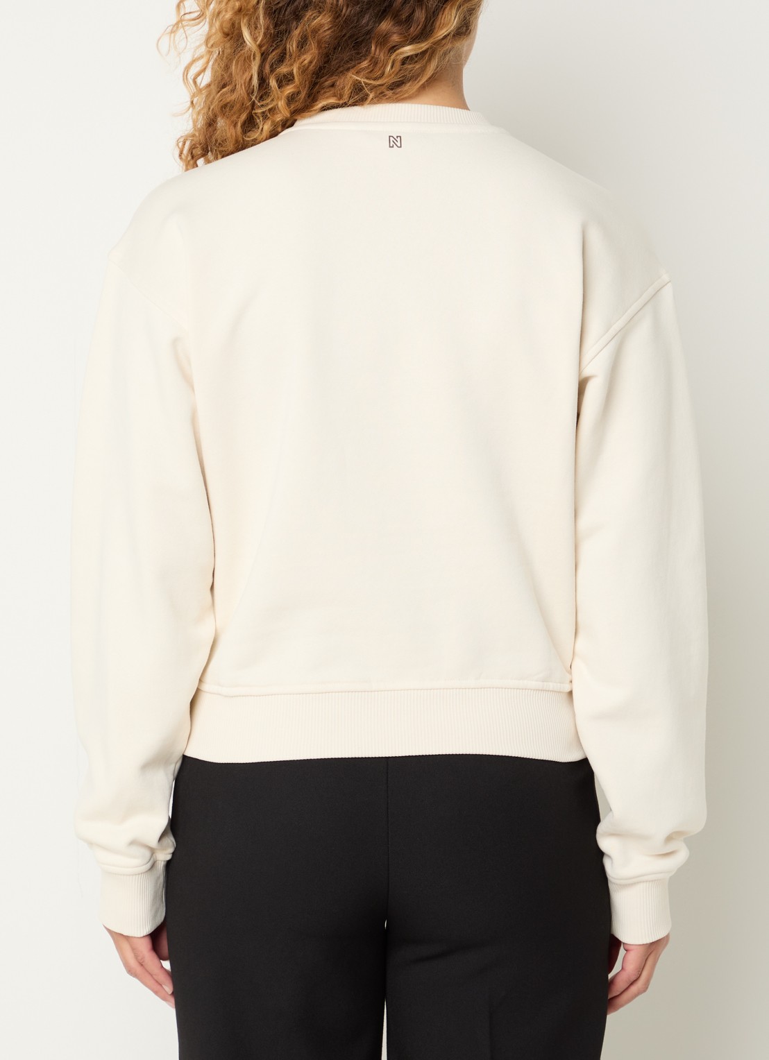 NIKKIE Swirl sweater met logoborduring - achterkant 4 creme