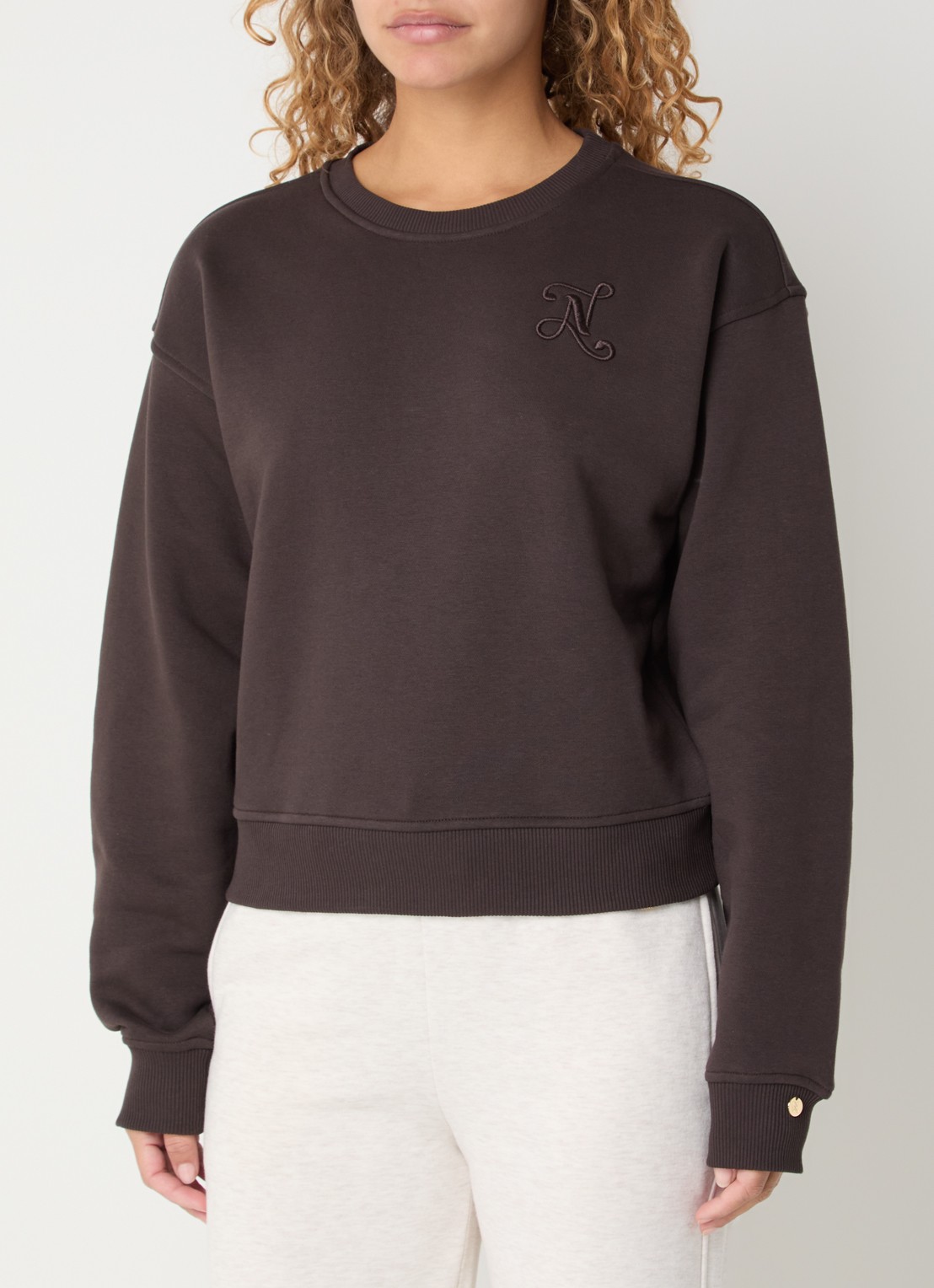 NIKKIE Swirl sweater met logoborduring - detail 4 bruin