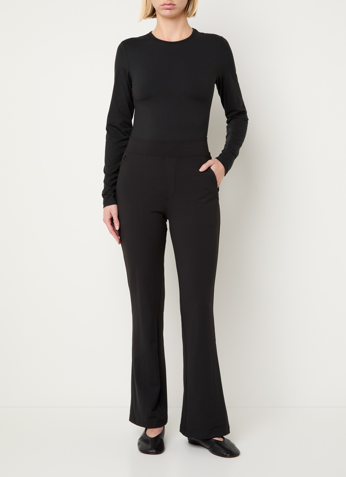 Ninepine Asana high waist bootcut fit broek met ritszakken - voorkant 4 zwart