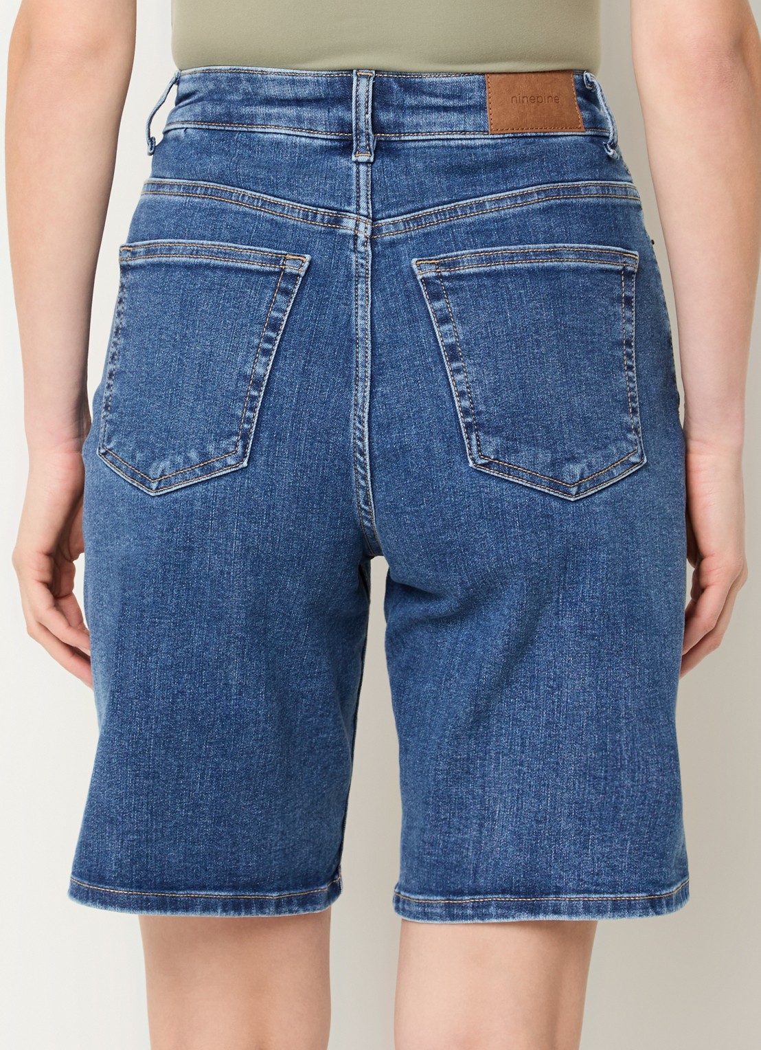 Ninepine High waist straight fit korte broek van denim - achterkant 4 indigo