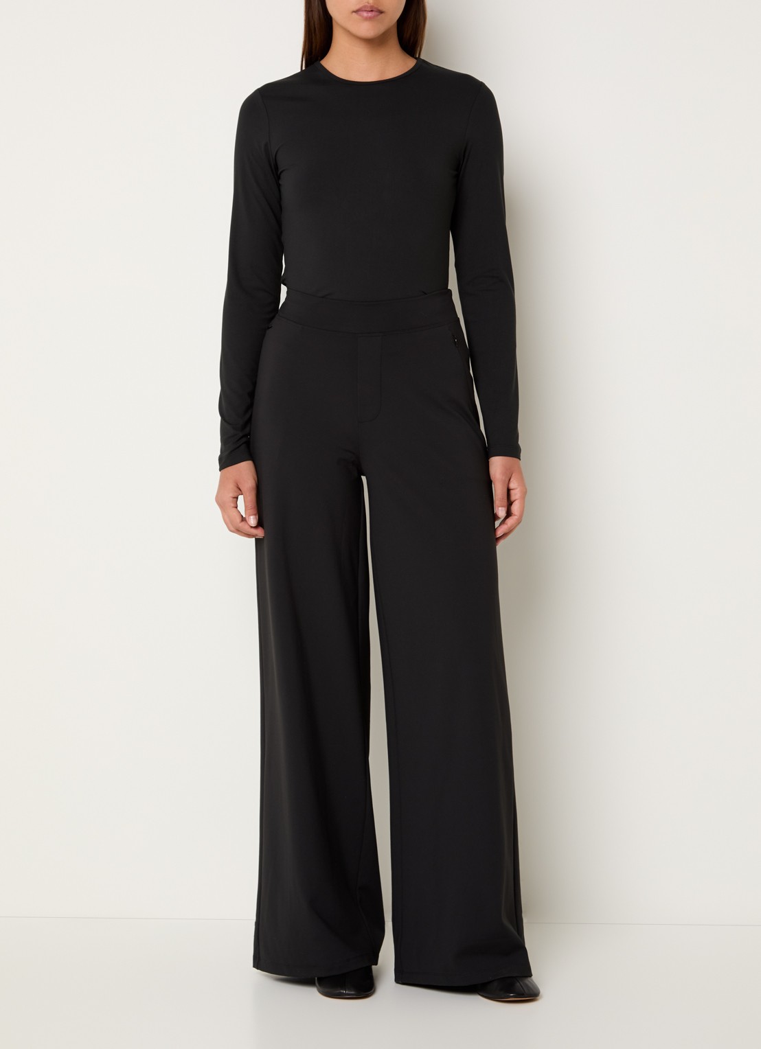 Ninepine Longsleeve met ronde hals - voorkant 2 zwart